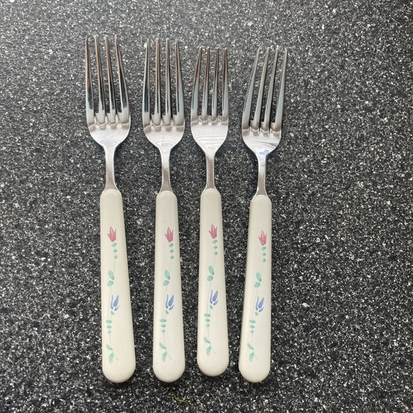 Set of 4 vintage floral patterned forks in white and multi-colour kitchenware - Picture 1 of 7
